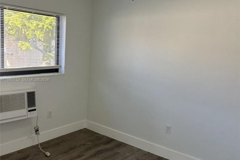 Снять в аренду квартиру в Хайалиа, Флорида 1 спальня, 258.36м2, № 2049825 - фото 4