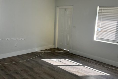 Снять в аренду квартиру в Хайалиа, Флорида 1 спальня, 258.36м2, № 2049825 - фото 9