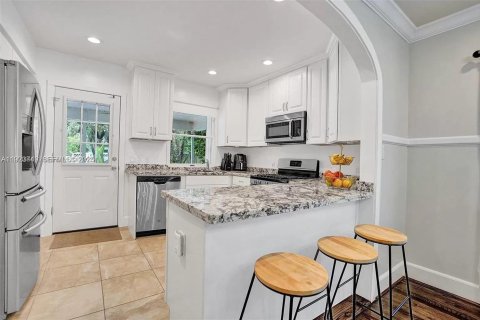 Villa ou maison à louer à Hollywood, Floride: 5 chambres, 162.58 m2 № 1982120 - photo 4