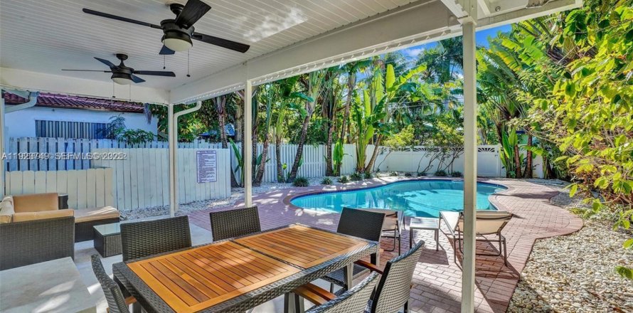 Villa ou maison à Hollywood, Floride 5 chambres, 162.58 m2 № 1982120