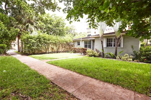 House in Coral Gables, Florida 4 bedrooms, 183.11 sq.m. № 1703529 - photo 3