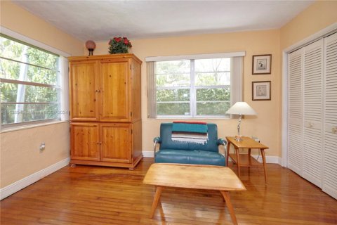 House in Coral Gables, Florida 4 bedrooms, 183.11 sq.m. № 1703529 - photo 9