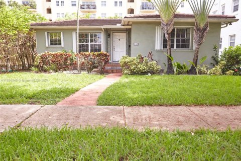 House in Coral Gables, Florida 4 bedrooms, 183.11 sq.m. № 1703529 - photo 7