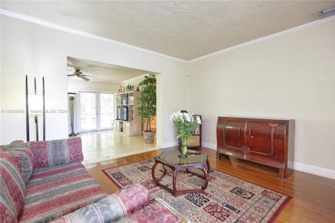 House in Coral Gables, Florida 4 bedrooms, 183.11 sq.m. № 1703529 - photo 24