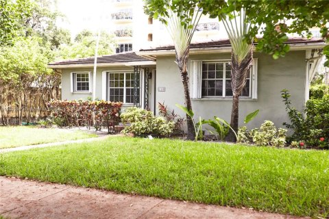 House in Coral Gables, Florida 4 bedrooms, 183.11 sq.m. № 1703529 - photo 1