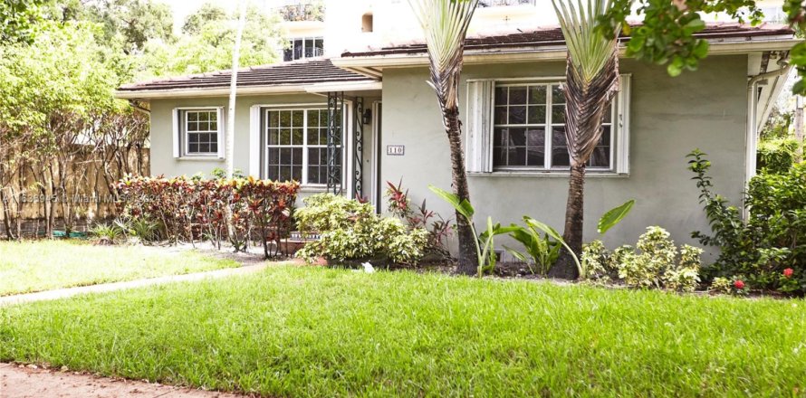 House in Coral Gables, Florida 4 bedrooms, 183.11 sq.m. № 1703529