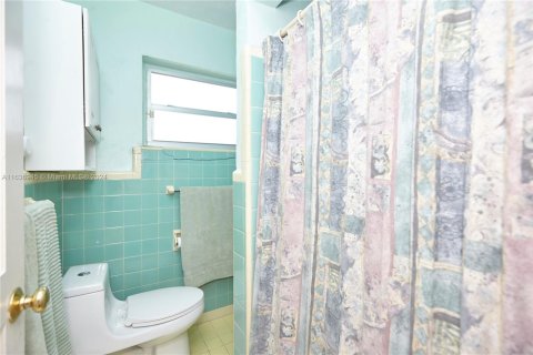 House in Coral Gables, Florida 4 bedrooms, 183.11 sq.m. № 1703529 - photo 8