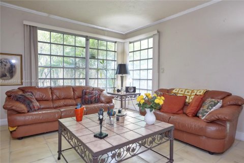 House in Coral Gables, Florida 4 bedrooms, 183.11 sq.m. № 1703529 - photo 15