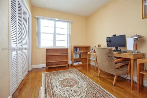House in Coral Gables, Florida 4 bedrooms, 183.11 sq.m. № 1703529 - photo 18