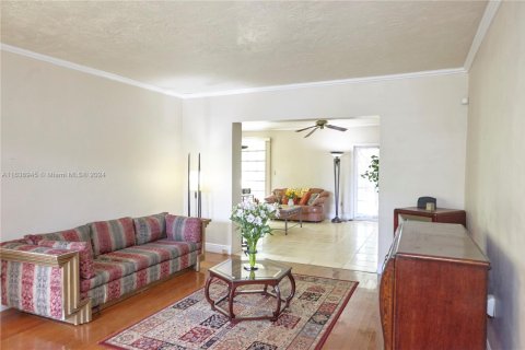 House in Coral Gables, Florida 4 bedrooms, 183.11 sq.m. № 1703529 - photo 22
