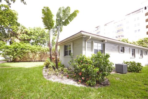 House in Coral Gables, Florida 4 bedrooms, 183.11 sq.m. № 1703529 - photo 6