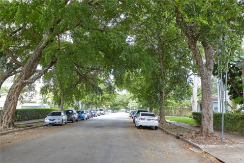 House in Coral Gables, Florida 4 bedrooms, 183.11 sq.m. № 1703529 - photo 2