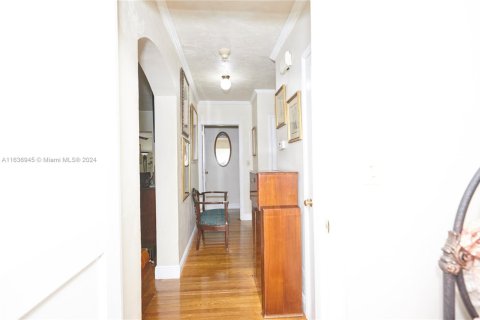 House in Coral Gables, Florida 4 bedrooms, 183.11 sq.m. № 1703529 - photo 30