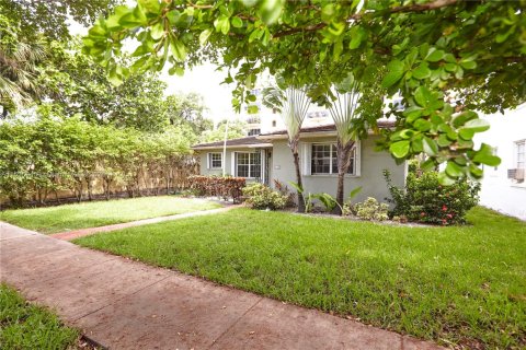House in Coral Gables, Florida 4 bedrooms, 183.11 sq.m. № 1703529 - photo 4