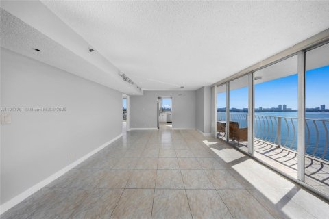 Condominio en alquiler en North Bay Village, Florida, 2 dormitorios, 93.37 m2 № 1972341 - foto 9