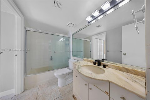 Condominio en alquiler en North Bay Village, Florida, 2 dormitorios, 93.37 m2 № 1972341 - foto 24