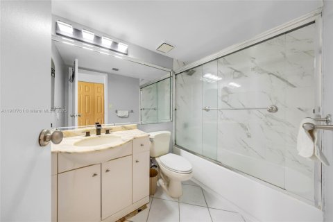 Condominio en alquiler en North Bay Village, Florida, 2 dormitorios, 93.37 m2 № 1972341 - foto 25