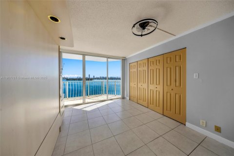Condominio en alquiler en North Bay Village, Florida, 2 dormitorios, 93.37 m2 № 1972341 - foto 22