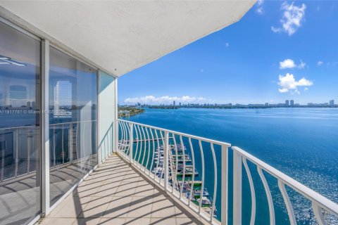 Condominio en North Bay Village, Florida, 2 dormitorios  № 1972341