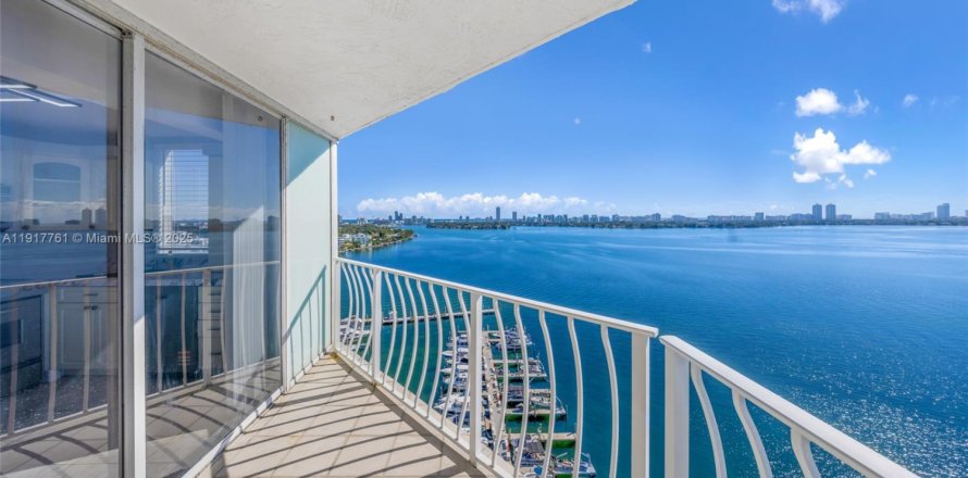 Condominio en North Bay Village, Florida, 2 dormitorios  № 1972341