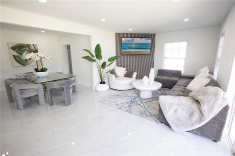 House in Hollywood, Florida 4 bedrooms, 156.54 sq.m. № 2037343 - photo 3