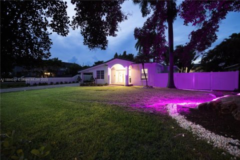 House in Hollywood, Florida 4 bedrooms, 156.54 sq.m. № 2037343 - photo 21