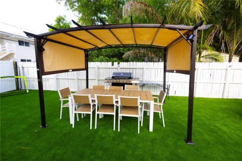 House in Hollywood, Florida 4 bedrooms, 156.54 sq.m. № 2037343 - photo 17