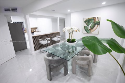 House in Hollywood, Florida 4 bedrooms, 156.54 sq.m. № 2037343 - photo 4