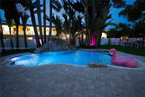 House in Hollywood, Florida 4 bedrooms, 156.54 sq.m. № 2037343 - photo 22