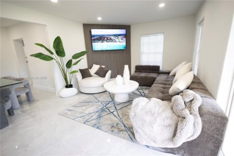 House in Hollywood, Florida 4 bedrooms, 156.54 sq.m. № 2037343 - photo 13