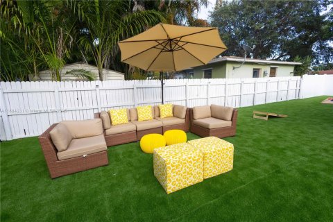 House in Hollywood, Florida 4 bedrooms, 156.54 sq.m. № 2037343 - photo 20