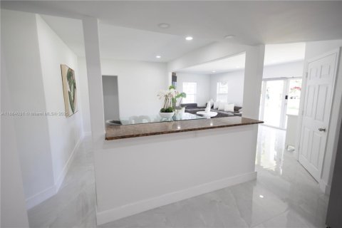 House in Hollywood, Florida 4 bedrooms, 156.54 sq.m. № 2037343 - photo 5