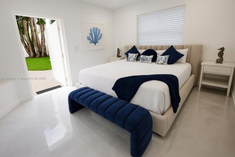 House in Hollywood, Florida 4 bedrooms, 156.54 sq.m. № 2037343 - photo 9