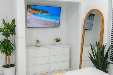 House in Hollywood, Florida 4 bedrooms, 156.54 sq.m. № 2037343 - photo 7