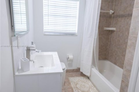 House in Hollywood, Florida 4 bedrooms, 156.54 sq.m. № 2037343 - photo 10