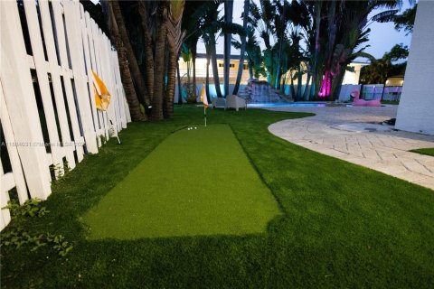 House in Hollywood, Florida 4 bedrooms, 156.54 sq.m. № 2037343 - photo 15