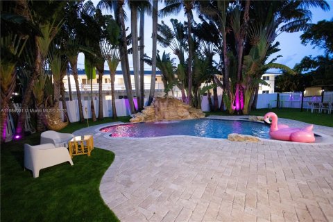 House in Hollywood, Florida 4 bedrooms, 156.54 sq.m. № 2037343