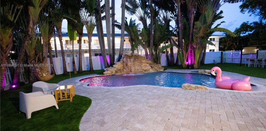 House in Hollywood, Florida 4 bedrooms, 156.54 sq.m. № 2037343