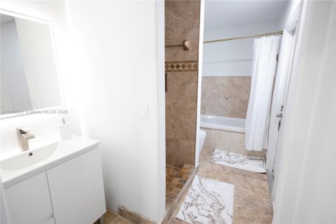 House in Hollywood, Florida 4 bedrooms, 156.54 sq.m. № 2037343 - photo 8