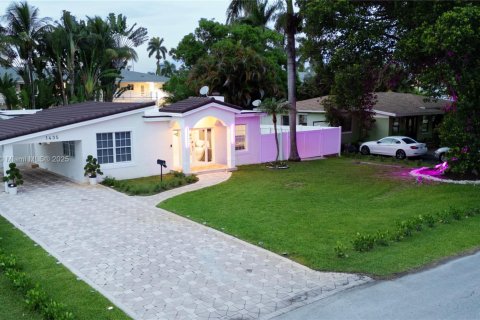 House in Hollywood, Florida 4 bedrooms, 156.54 sq.m. № 2037343 - photo 26