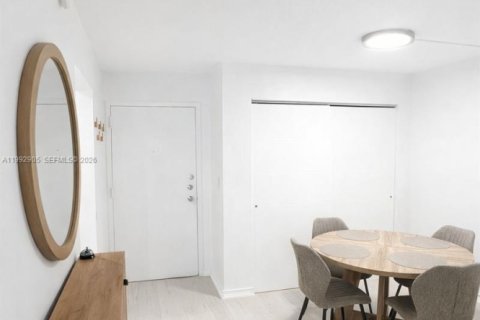 Condo in North Miami Beach, Florida, 2 bedrooms  № 2243968 - photo 4