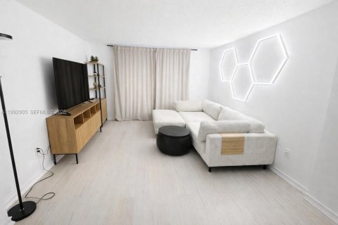 Condo in North Miami Beach, Florida, 2 bedrooms  № 2243968 - photo 3