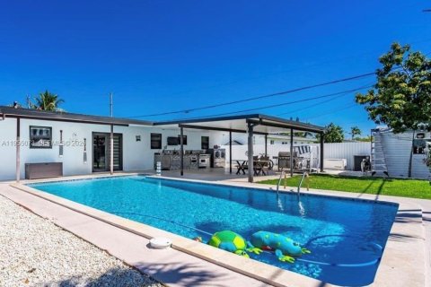 House in Cutler Bay, Florida 3 bedrooms, 143.81 sq.m. № 2011060 - photo 3