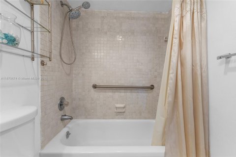 Condo in Pembroke Pines, Florida, 2 bedrooms  № 1926755 - photo 21