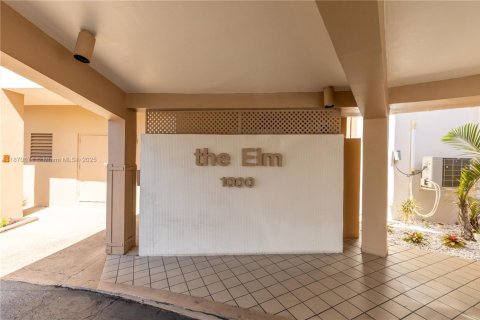 Condo in Pembroke Pines, Florida, 2 bedrooms  № 1926755 - photo 28