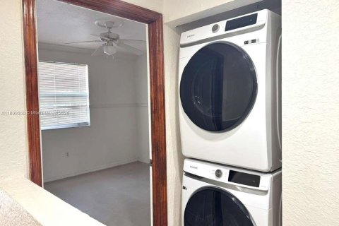 Condo in Hialeah, Florida, 2 bedrooms  № 2052896 - photo 10