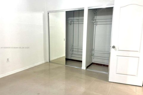 Condo in Hialeah, Florida, 2 bedrooms  № 2052896 - photo 13