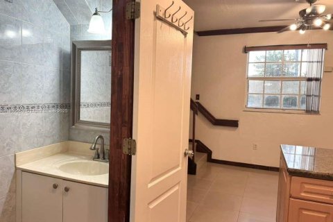 Condo in Hialeah, Florida, 2 bedrooms  № 2052896 - photo 6