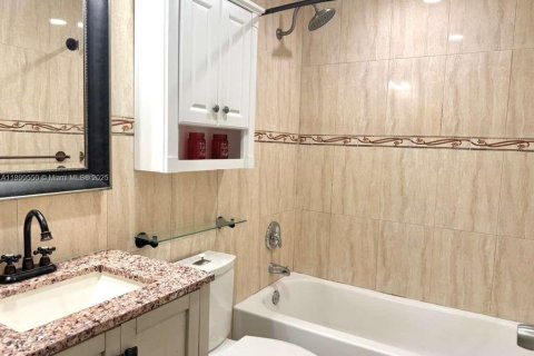 Condo in Hialeah, Florida, 2 bedrooms  № 2052896 - photo 16
