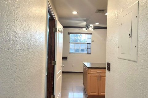 Condo in Hialeah, Florida, 2 bedrooms  № 2052896 - photo 4